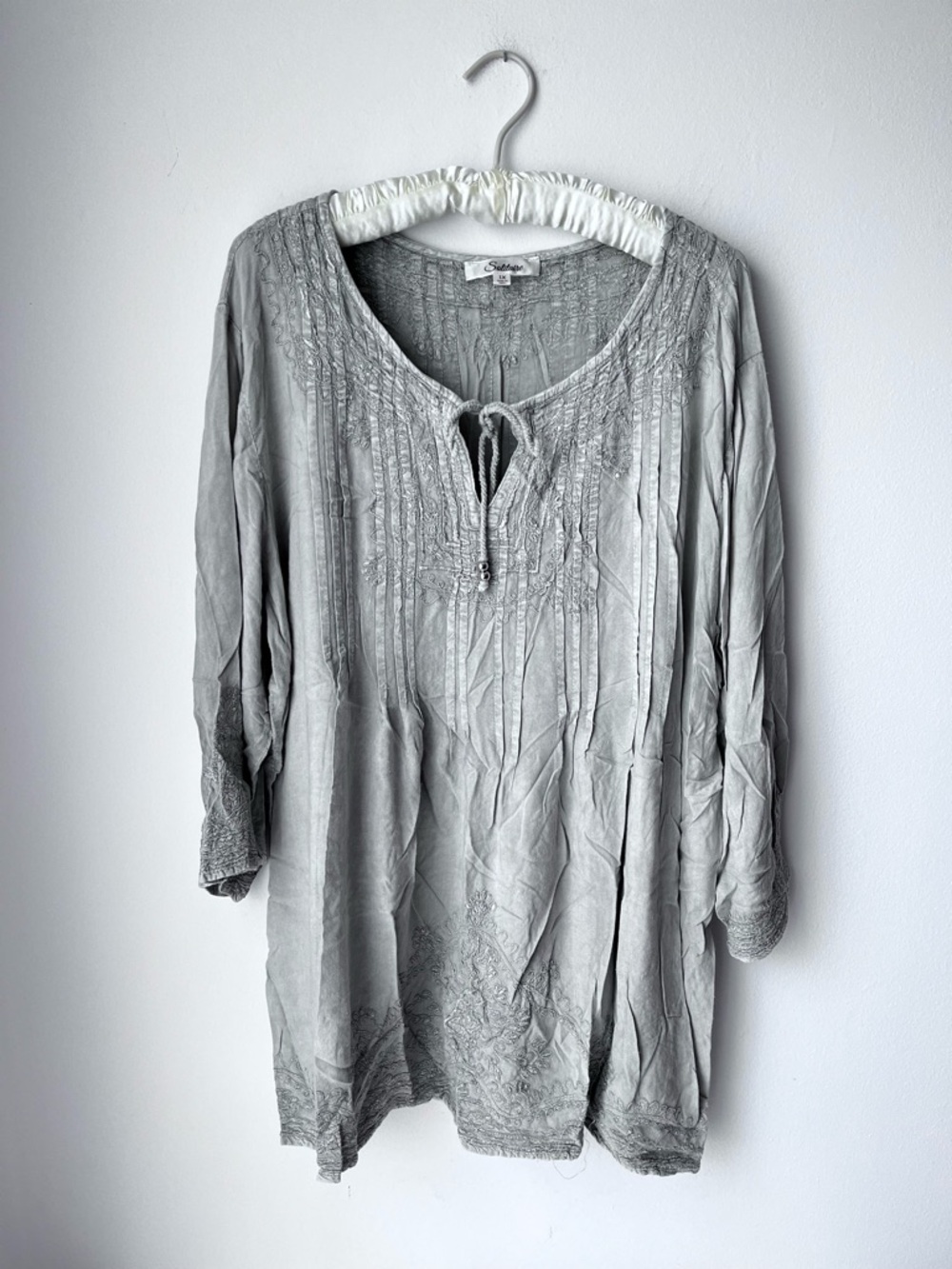 Solitaire Soft and Flowy Embroidered Lt Gray Tunic Top with 3/4 Sleeves Sz 1X
